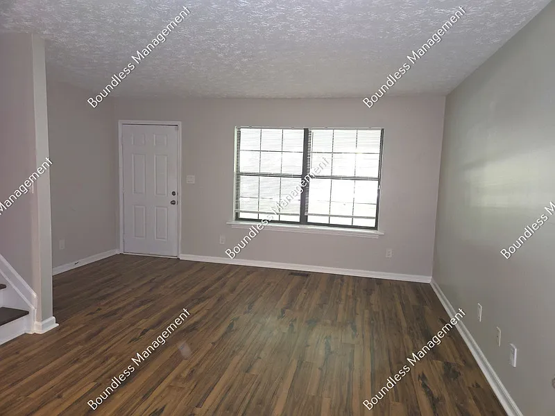 3 bed, 2.0 bath, 2500 sqft, $1,795 — Photo 2