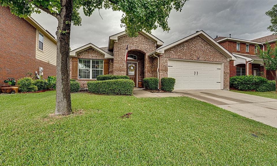 1st image of 305 Lakefront Dr