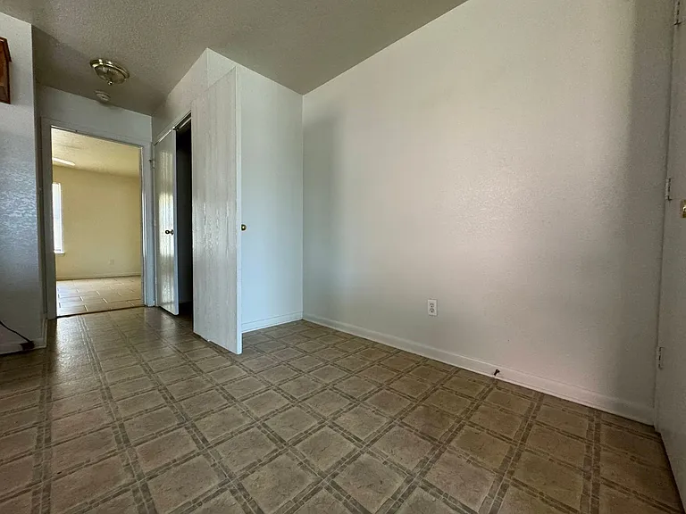 1106 Lansberry Ct — Photo 8