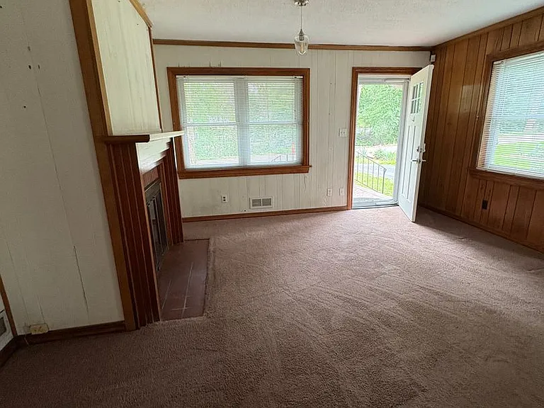 3 bedroom 3 bath in Spartanburg with Lots of Space Workshop in the garage!! — Photo 23