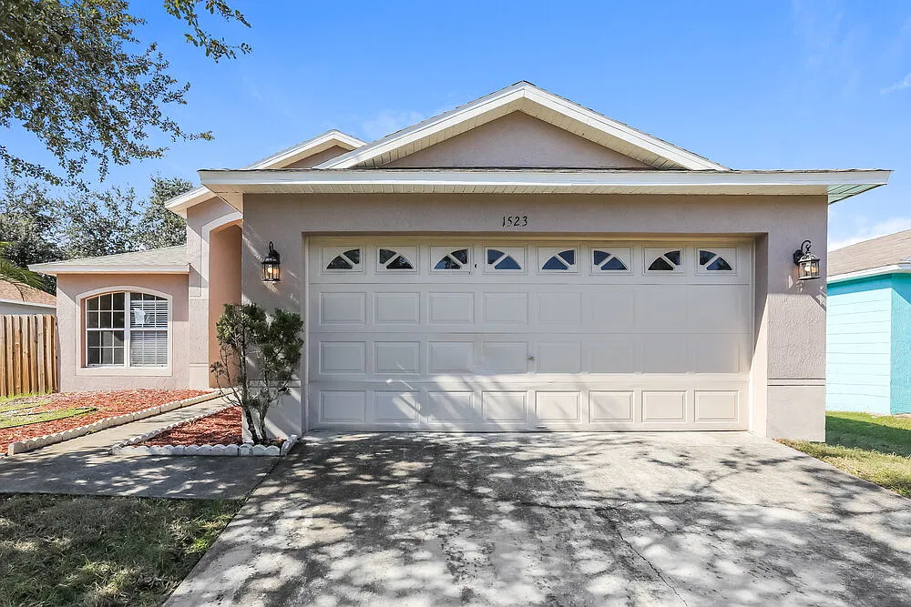 3 bed, 2.0 bath, 1315 sqft, $2,365 — Photo 1