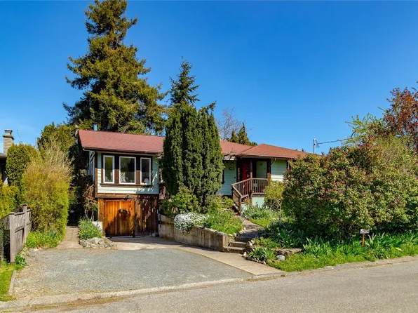 1742 Christmas Ave, Saanich, BC V8P 2X8