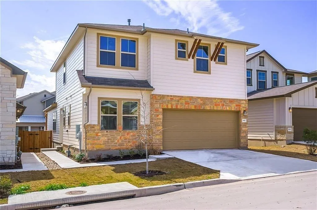 4 bed, 2.5 bath, 2463 sqft, $2,300 — Photo 2