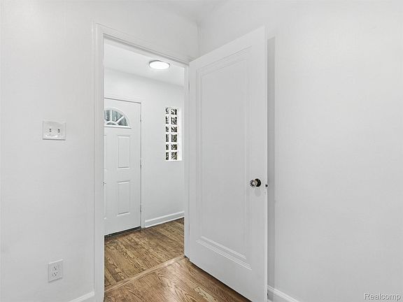 2nd image of 14005 Rutherford St
