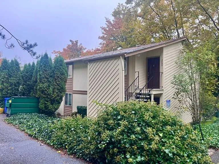 Single level top floor 2 bed Flat w/nice sized deck — Photo 1