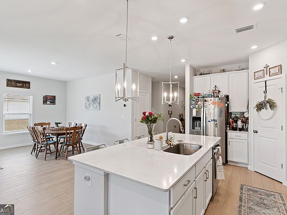 3rd image of 204 Park View Ln