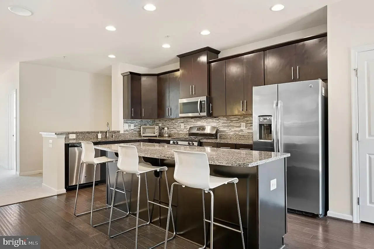 5 bed, 2600 sqft, $1,150 — Photo 1