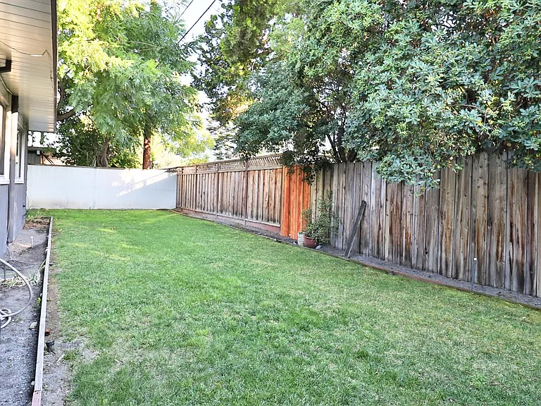 2467 Alvin St — Photo 37