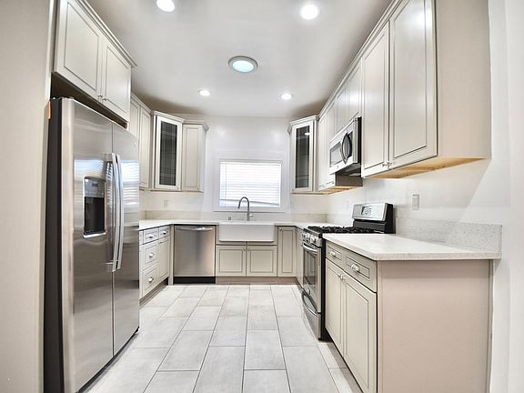 4th image of 2214 Elsinore St #1145
