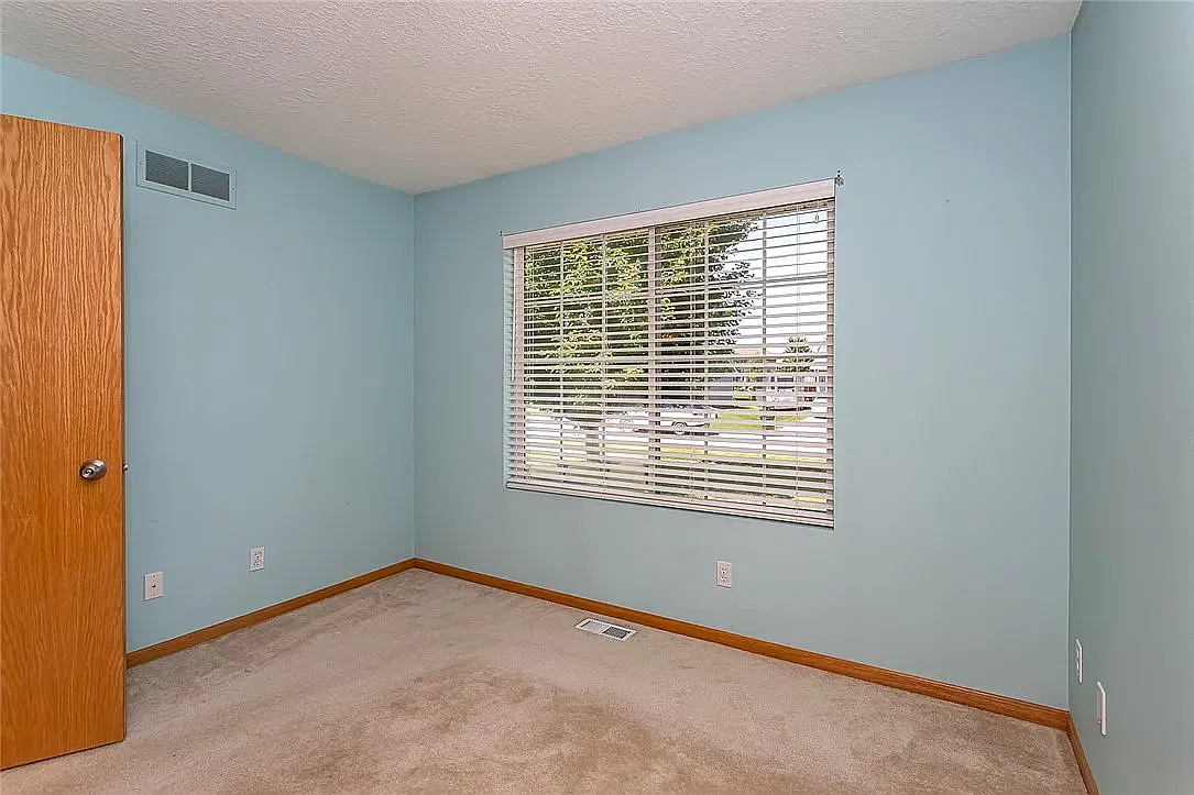 3 bed, 1326 sqft, $550 — Photo 2