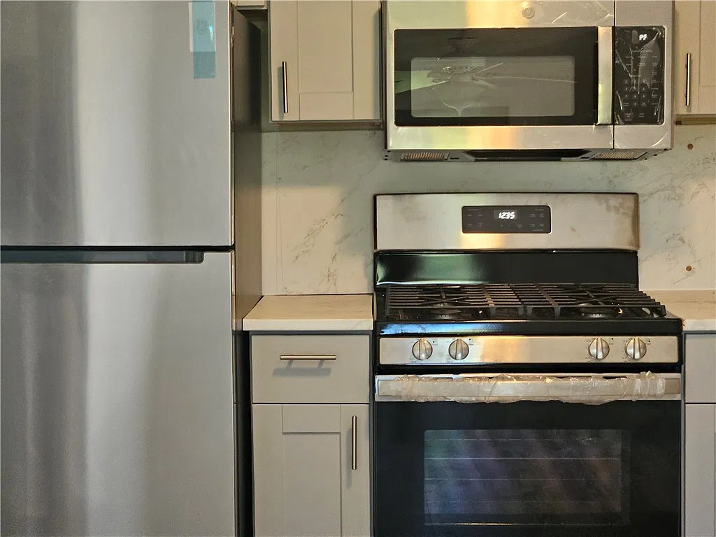 3 bed, 1.0 bath, 1044 sqft, $2,100 — Photo 3