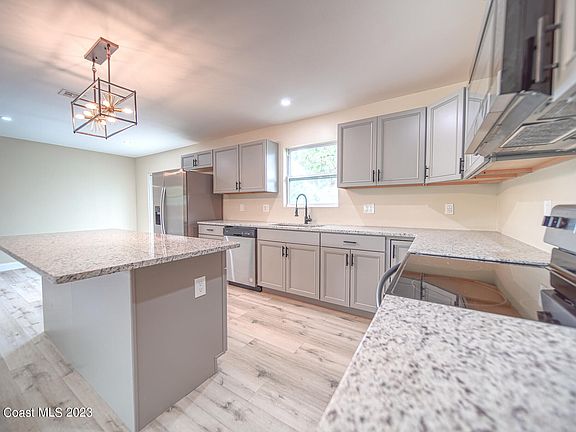 3rd image of 2225 Emerson Dr SE