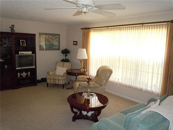 4th image of 425 Sandpiper Dr APT D