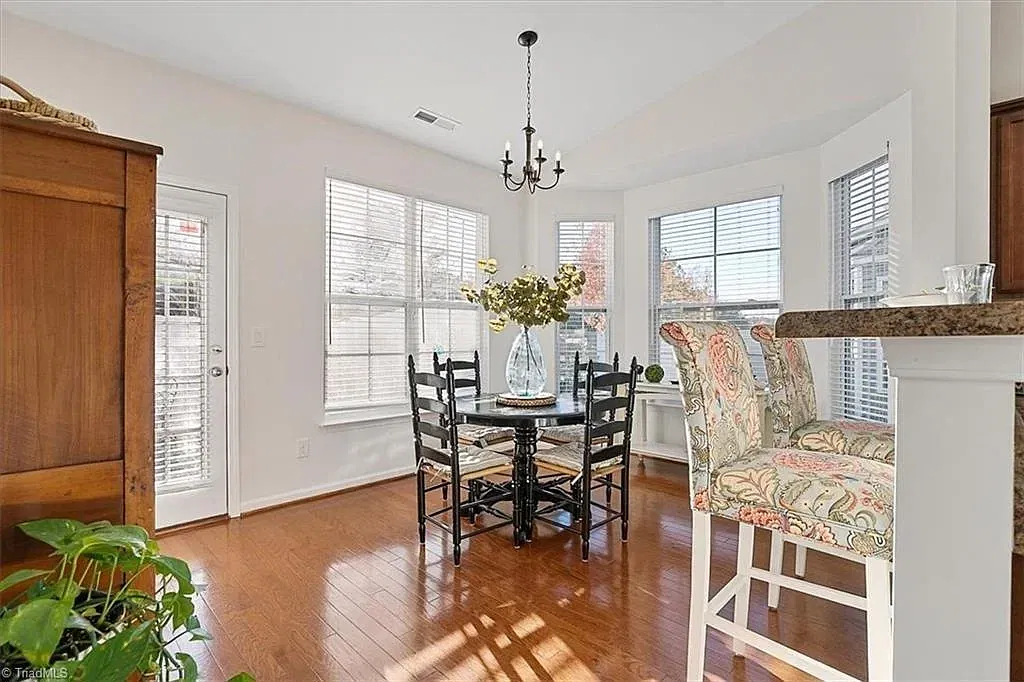 3 bed, 1280 sqft, $1,800 — Photo 3