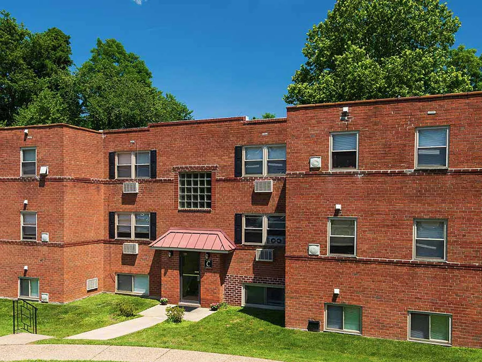 Lincoln Crossing Apartments — Photo 1