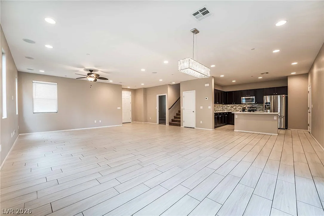 4 bed, 3.0 bath, 2384 sqft, $2,600 — Photo 4