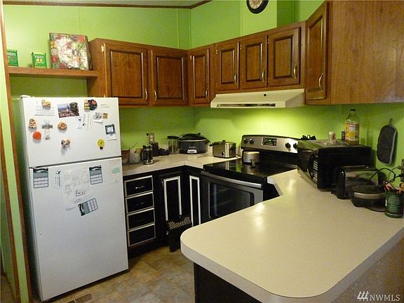 3rd image of 541 E Lakeshore Dr W