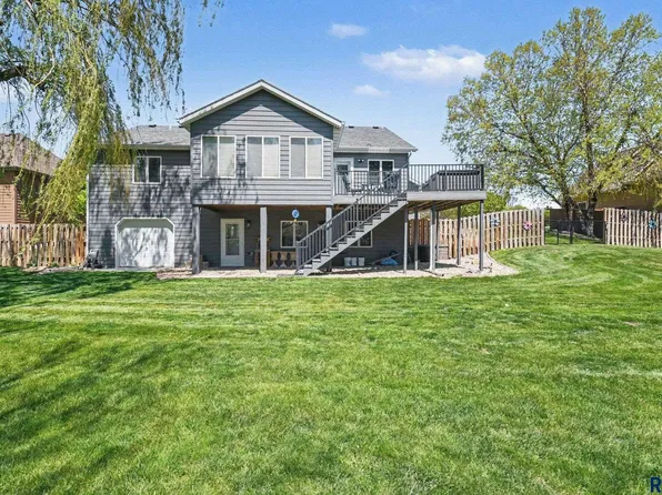1025 Heritage Dr, Madison, SD 57042
