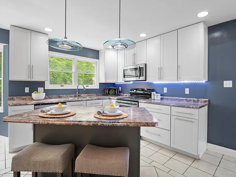 2122 Park Forest Dr — Photo 2