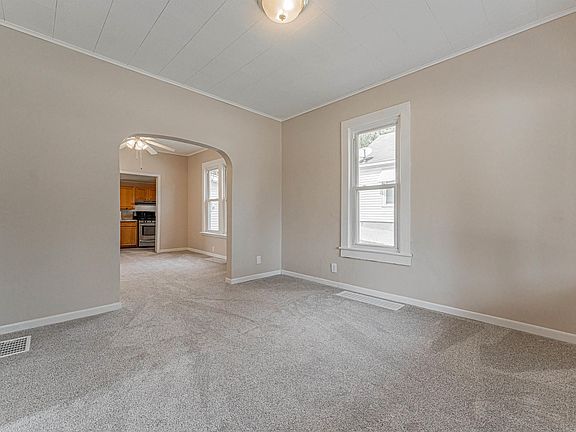 3rd image of 627 S Kickapoo St