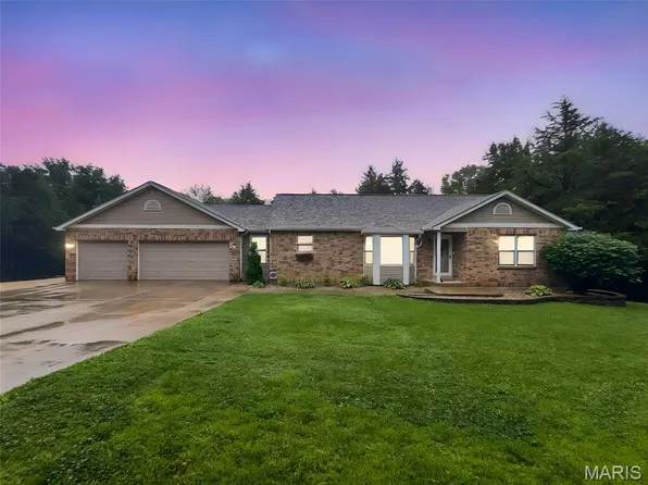1039 Country Trails Ln, Moscow Mills, MO 63362