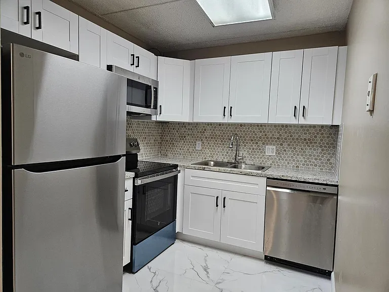 300 Village Green Cir #114 — Photo 5