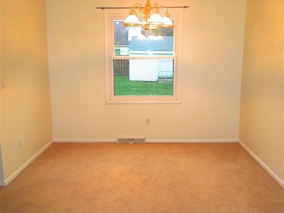 4th image of 161 Villanova Cir