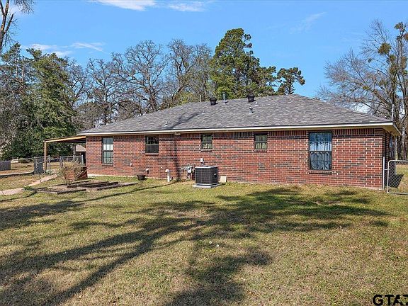 3rd image of 110 Earl St