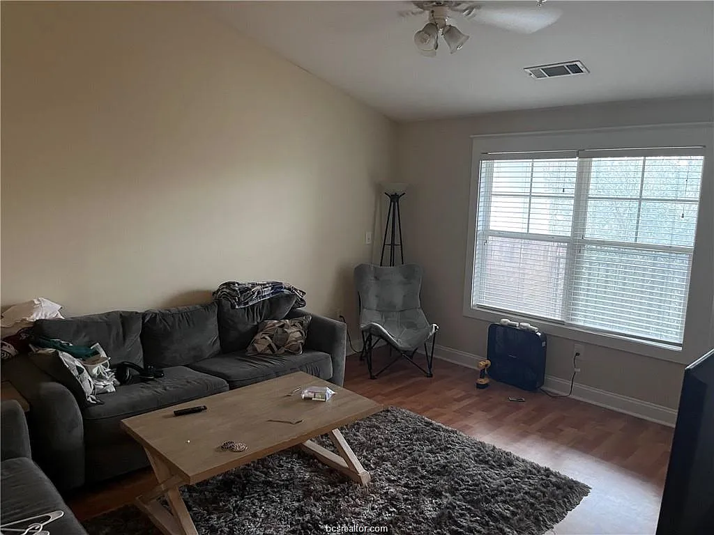 2 bed, 1001 sqft, $1,300 — Photo 3