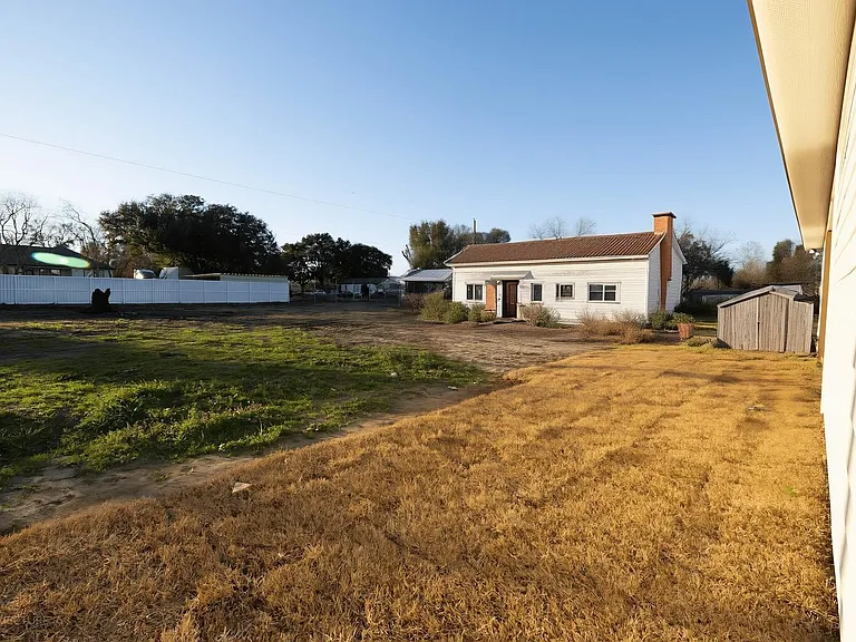 20733 Emerald St — Photo 15