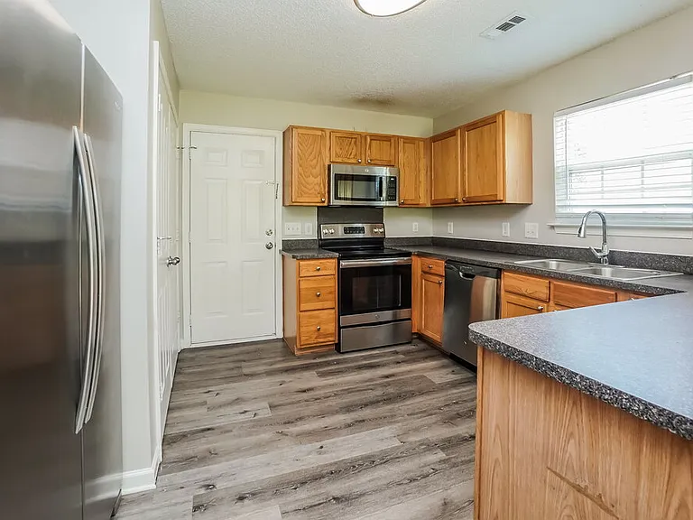 555 River View Dr — Photo 6