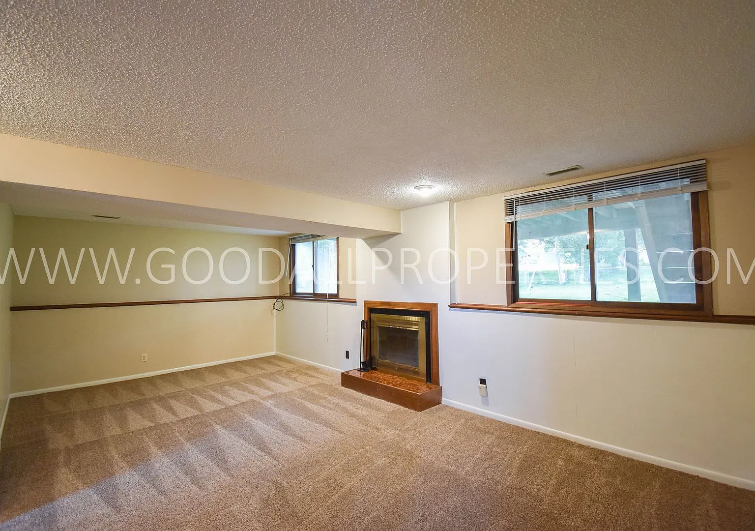 3 Bedroom 2 Bath Single Family Home in Urbandale. — Photo 3