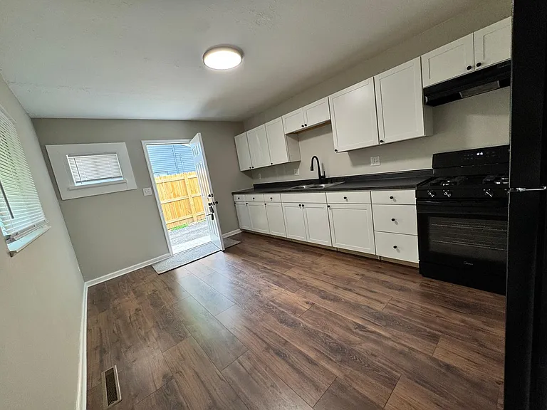 3102 Huntington Dr — Photo 2