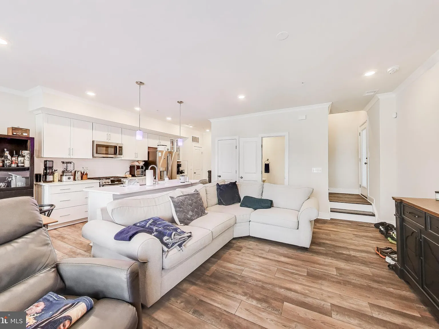 3 bed, 2.5 bath, 1645 sqft, $3,600 — Photo 2