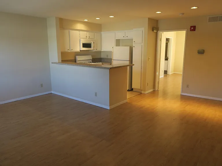 13610 Moorpark St #105A — Photo 4