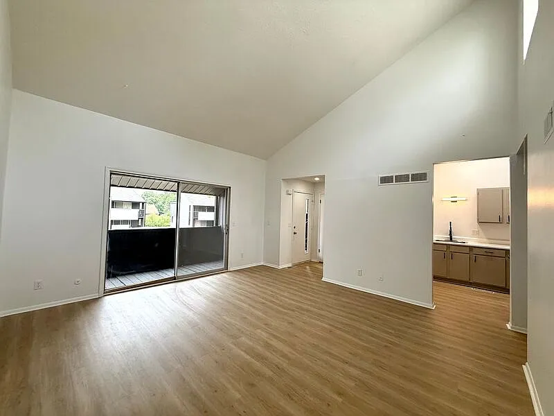 2 bed, 1.0 bath, 891 sqft, $1,050 — Photo 4
