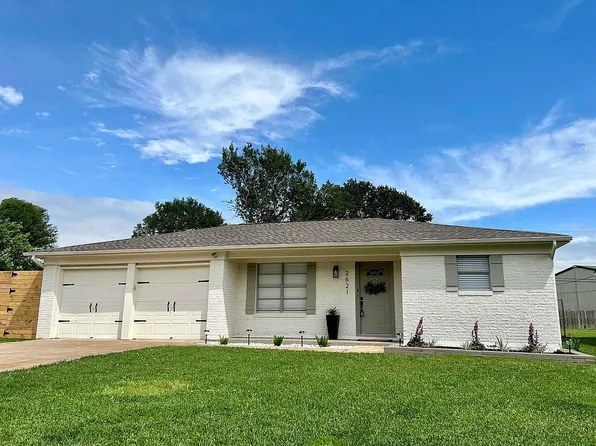 2621 Staton Ln, Port Neches, TX 77651