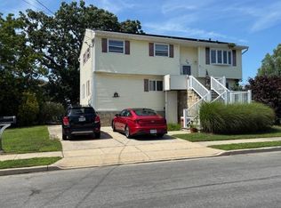 68 Knoll St, Lindenhurst, NY 11757