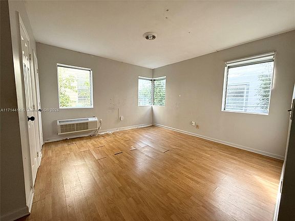2nd image of 1027 Euclid Ave #6