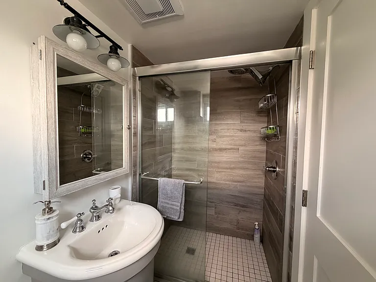 Bathroom w/ Shower