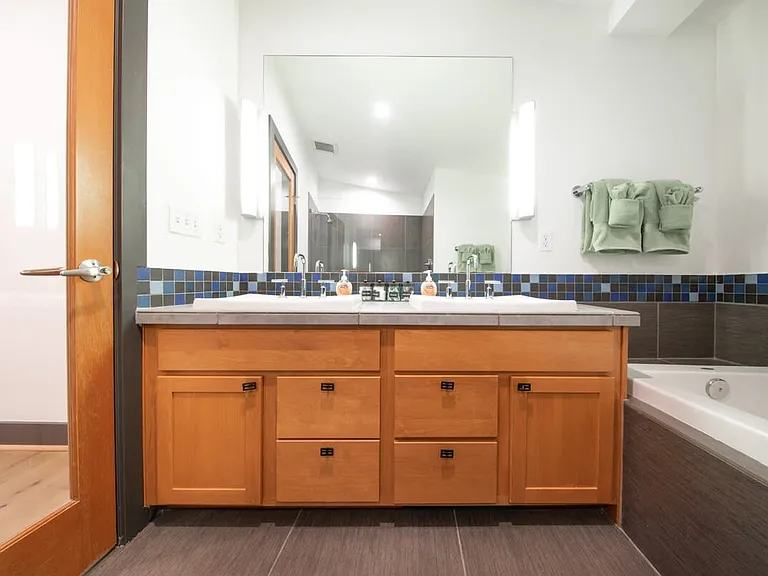 558 Highland Dr — Photo 5