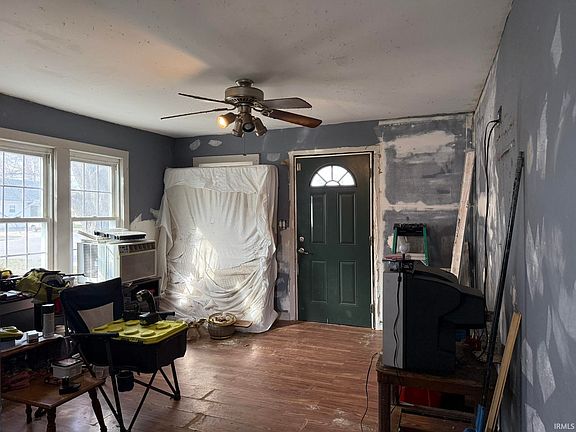 2nd image of 607 E Short Elm St