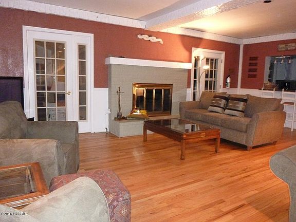 3rd image of 879 Holland St