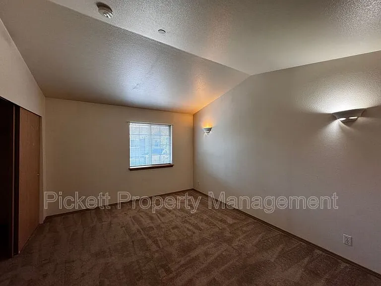 680 Northpark Ln — Photo 12