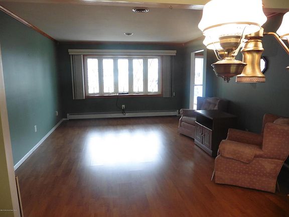 5th image of 12 Beaverbrook Dr