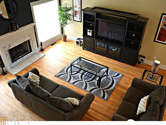 2nd image of 1046 Columbus Dr