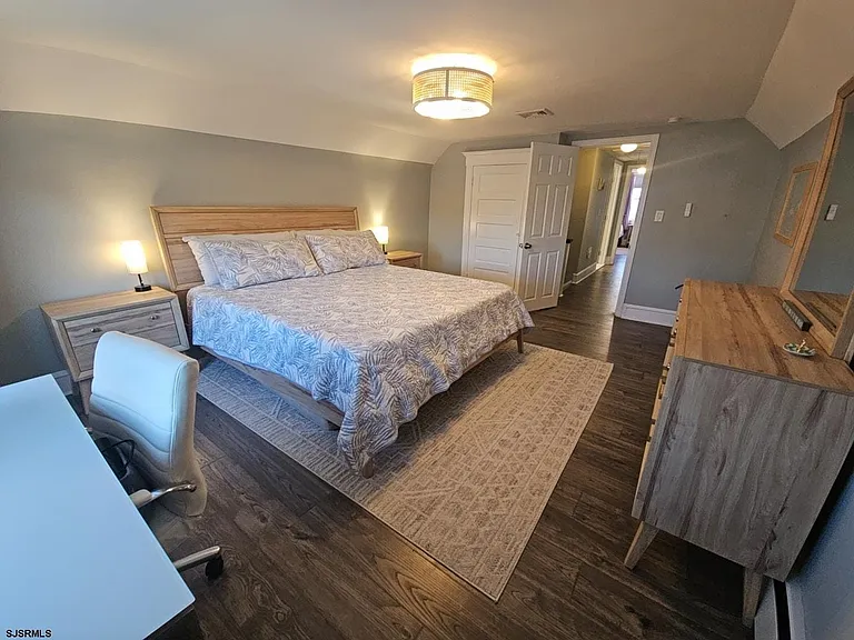 111 N Sacramento Ave — Photo 15
