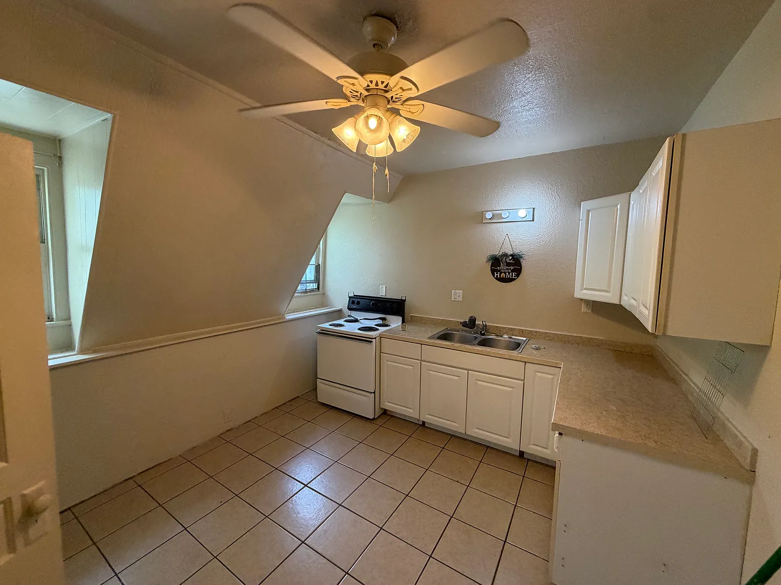 3 bed, 1000 sqft, $900 — Photo 1