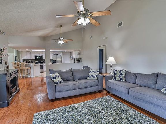 2nd image of 3815 W San Nicholas St