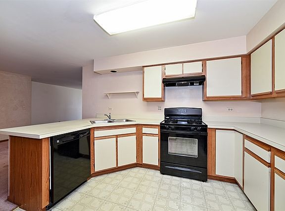 5th image of 11 Taft Ct #A